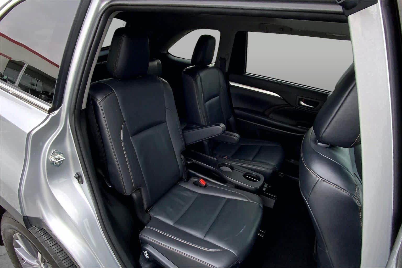 Used 2019 Toyota Highlander XLE AWD/4WD image 17