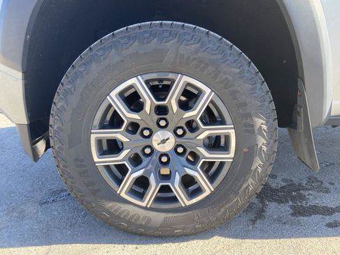 Used 2024 Chevrolet Colorado Z71 w/ Z71 Convenience Package 2 AWD/4WD image 15