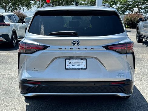 Used 2023 Toyota Sienna XSE FWD image 4