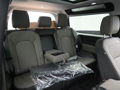 Used 2025 Land Rover Defender 90 S image 13