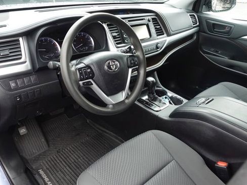 Certified 2019 Toyota Highlander LE image 14