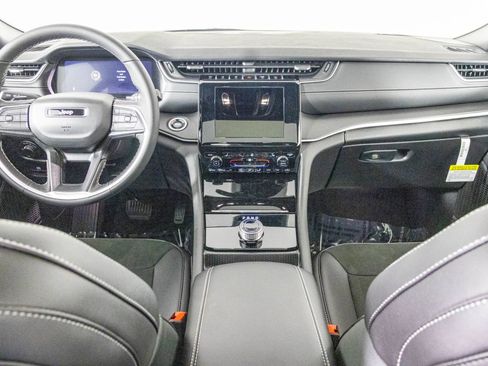 New 2025 Jeep Grand Cherokee Laredo image 3