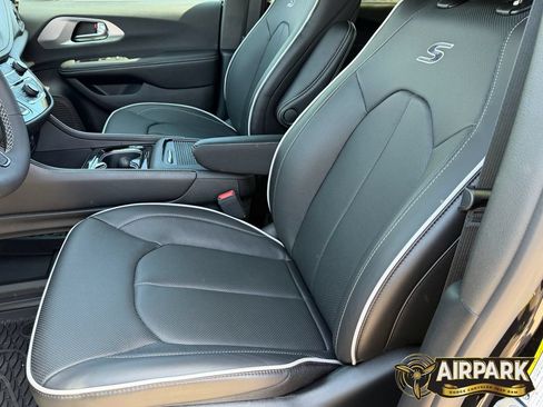 New 2026 Chrysler Pacifica Limited w/ Uconnect Theater Family Group FWD image 20
