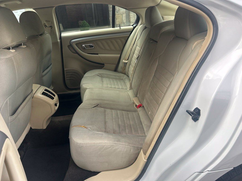 Used 2013 Ford Taurus SE FWD image 19