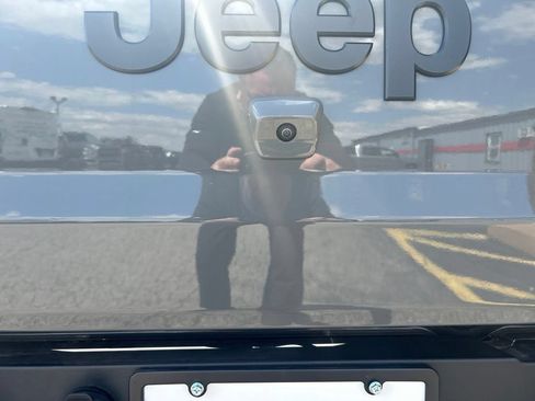 Used 2022 Jeep Gladiator Sport AWD/4WD image 5