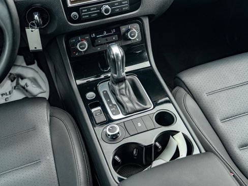 Used 2014 Volkswagen Touareg Sport image 23