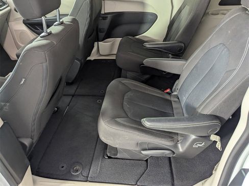 Used 2023 Chrysler Voyager LX image 14