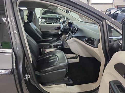 Used 2018 Chrysler Pacifica Touring-L image 29