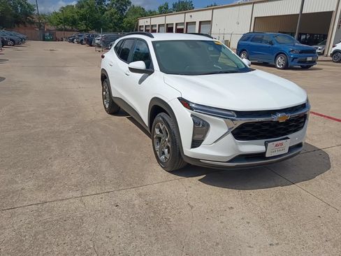 Used 2025 Chevrolet Trax LT w/ LT Convenience Package FWD image 6