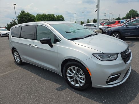 Used 2026 Chrysler Pacifica Limited FWD image 18
