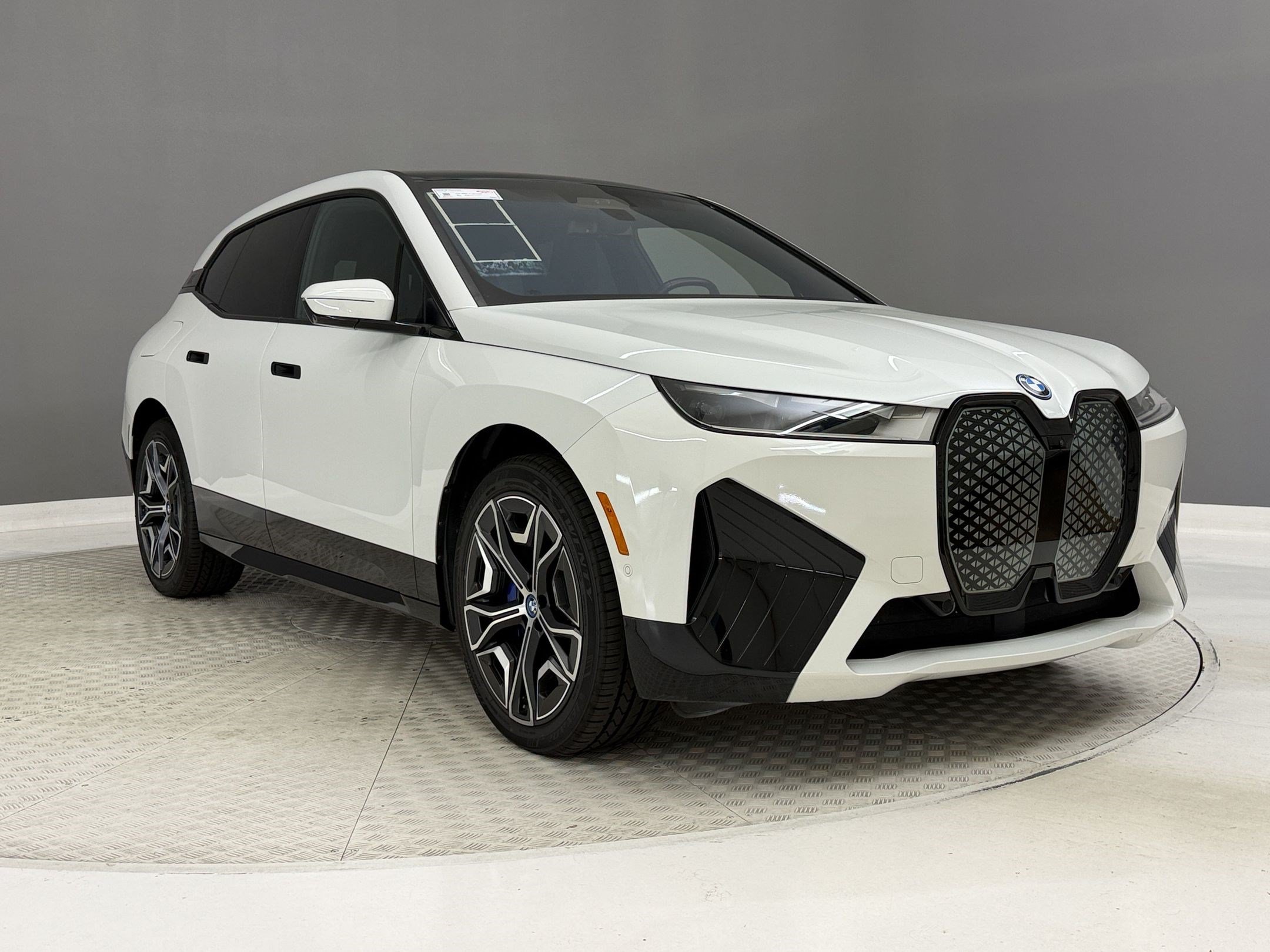 Used 2024 BMW iX xDrive50 w/ Sport Package AWD/4WD image 7