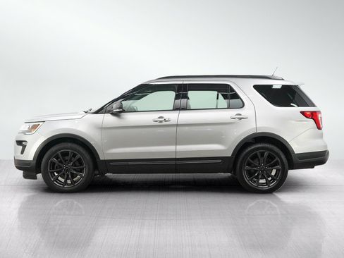 Used 2018 Ford Explorer XLT w/ Equipment Group 202A AWD/4WD image 2