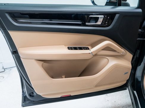 Used 2020 Porsche Cayenne image 23
