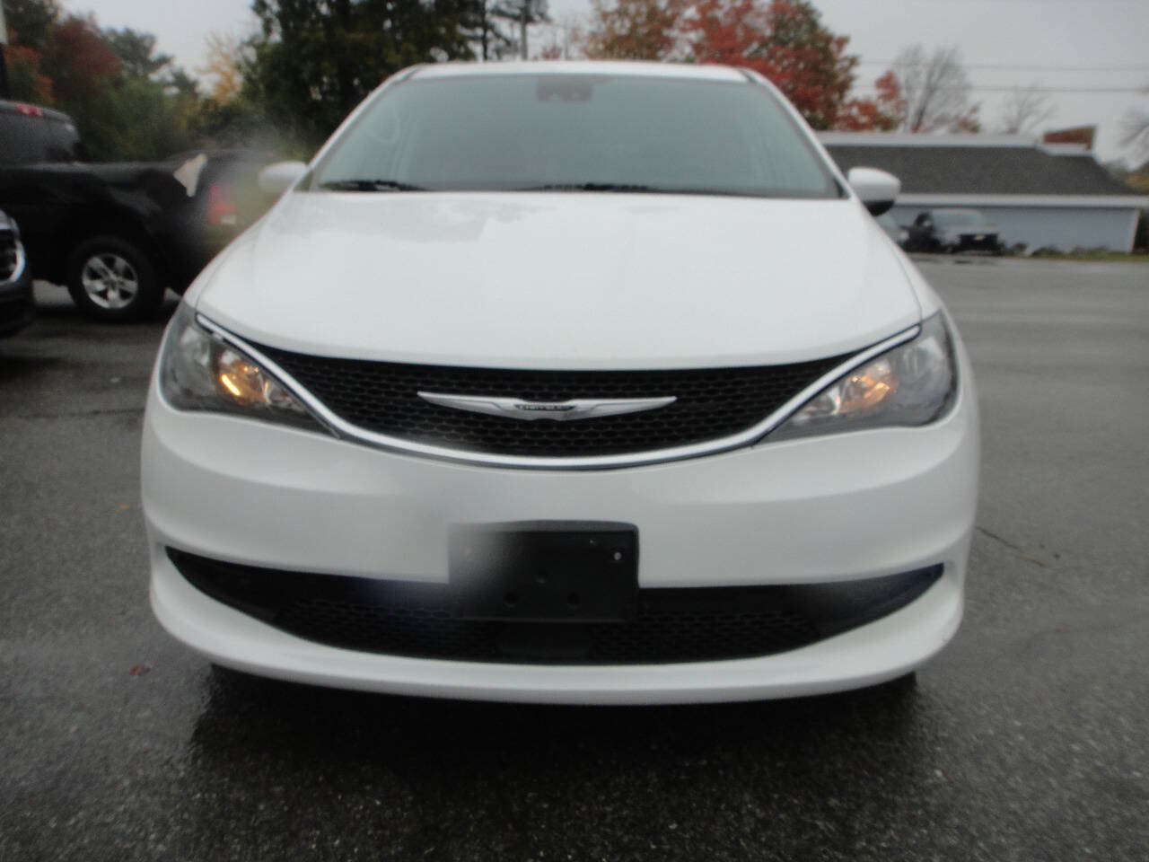 Used 2022 Chrysler Voyager LX FWD image 2