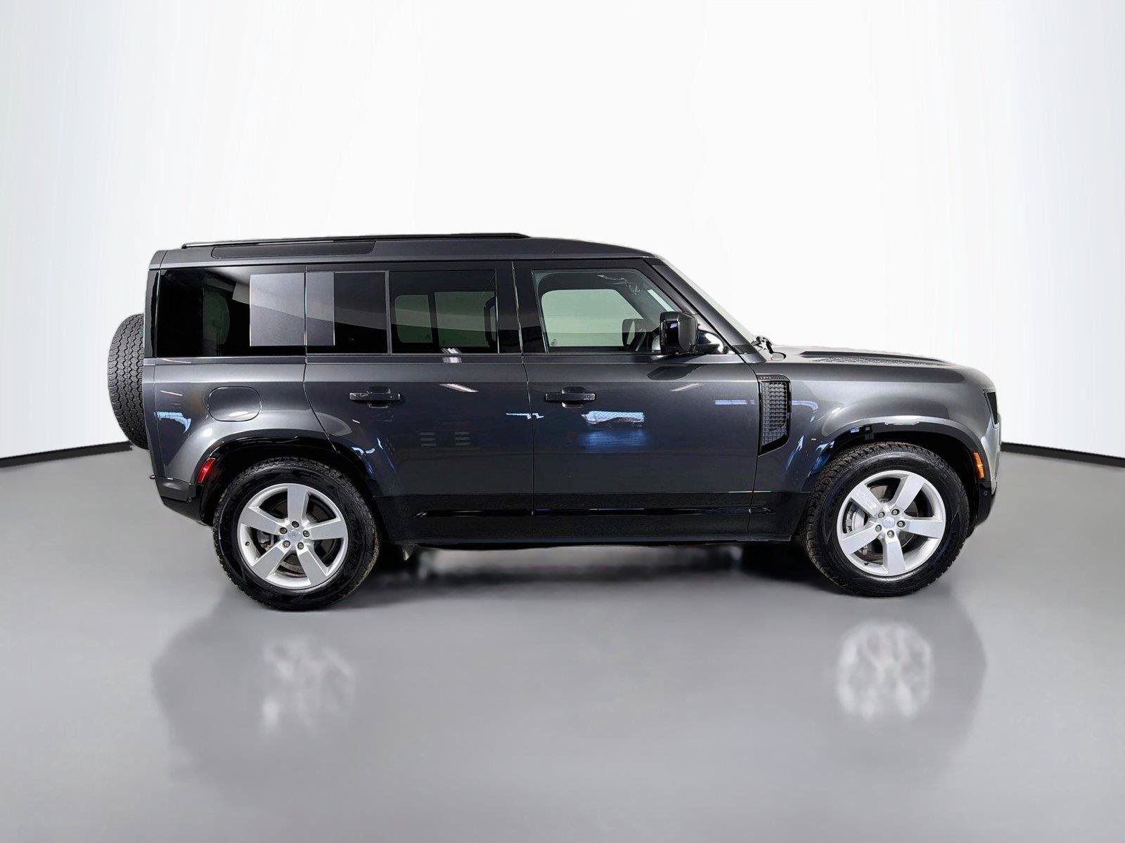 Certified 2025 Land Rover Defender 110 X-Dynamic SE AWD/4WD image 4
