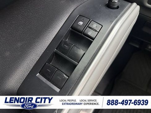 Used 2023 Toyota Highlander XLE AWD/4WD image 17