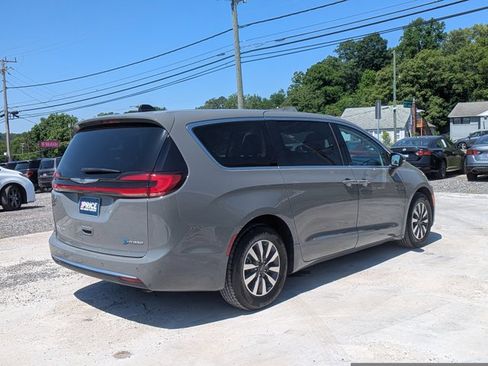 Used 2023 Chrysler Pacifica Touring-L FWD image 5