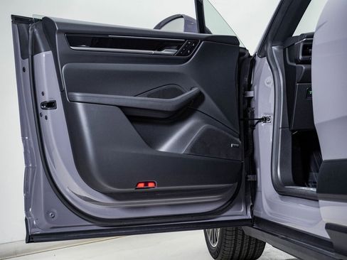 Certified 2025 Porsche Macan Electric image 25