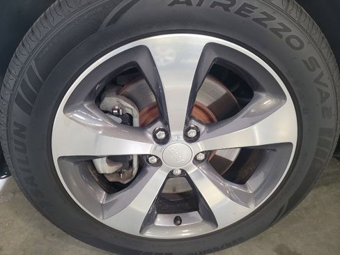 Used 2019 Jeep Cherokee Limited FWD image 31