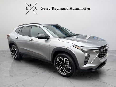 Used 2025 Chevrolet Trax RS w/ Driver Confidence Package image 1