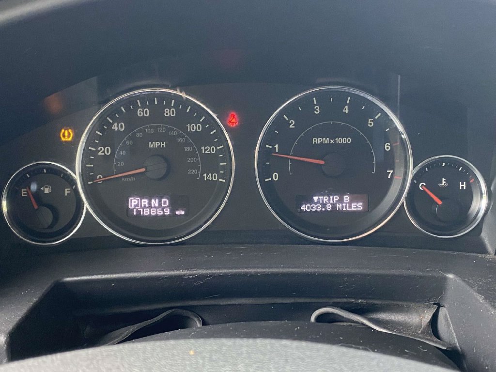 Used 2008 Jeep Commander Sport RWD image 26