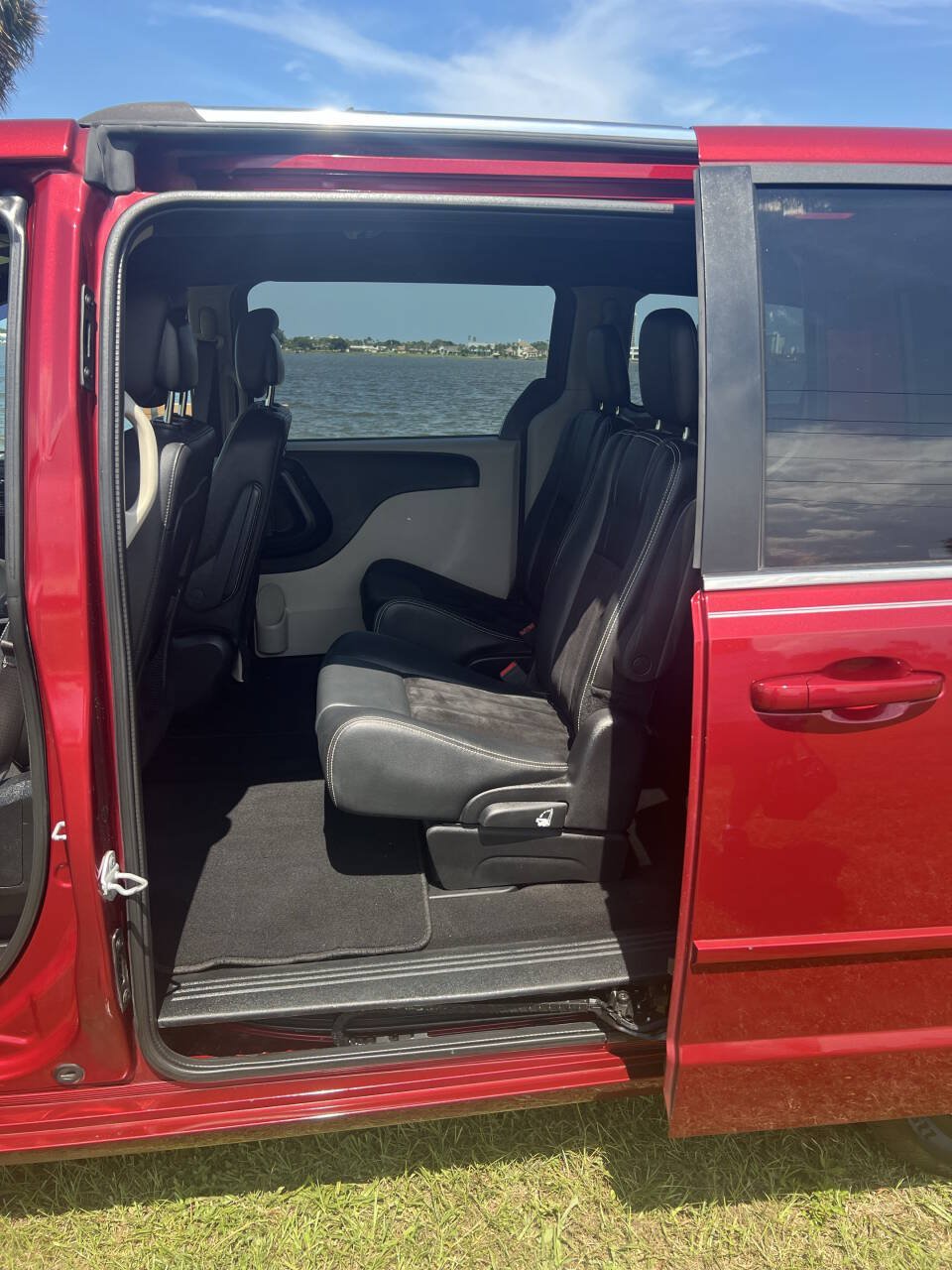 Used 2016 Dodge Grand Caravan SXT FWD image 3