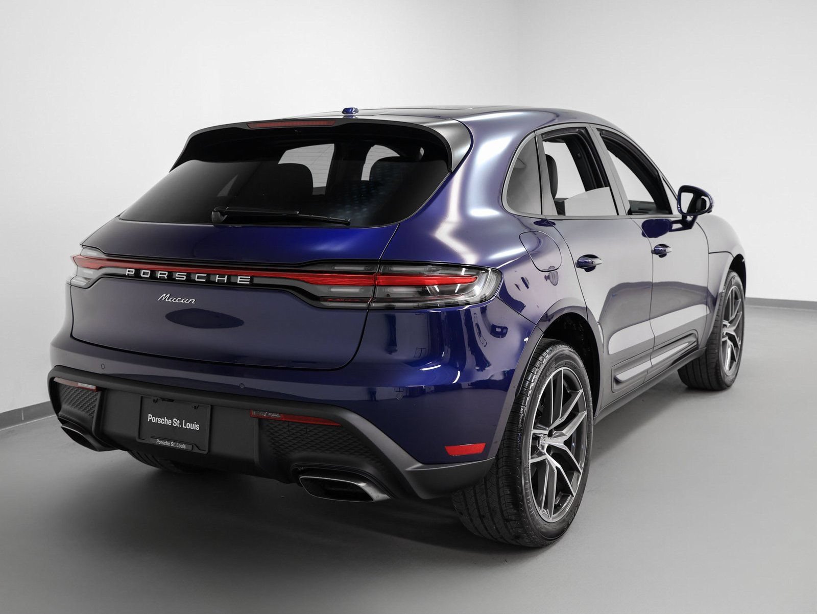 Certified 2025 Porsche Macan AWD/4WD image 12