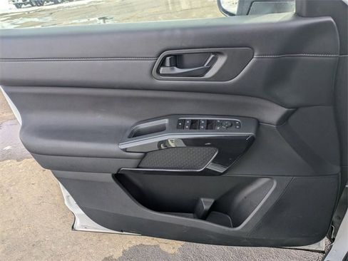 Used 2024 Nissan Pathfinder SV w/ SV Premium Package image 11