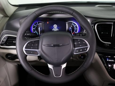 Used 2024 Chrysler Pacifica Limited FWD image 41