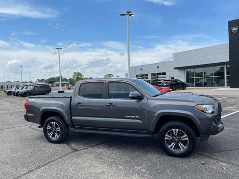 Used 2017 Toyota Tacoma TRD Sport w/ Tow Package (A/T) AWD/4WD image 2
