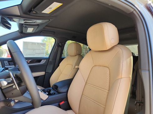 New 2025 Porsche Cayenne Coupe image 5