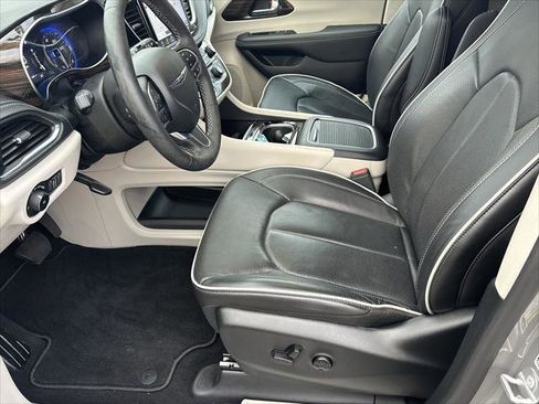 Certified 2024 Chrysler Pacifica Limited FWD image 9