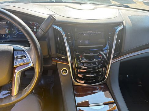 Used 2020 Cadillac Escalade ESV Luxury AWD/4WD image 21