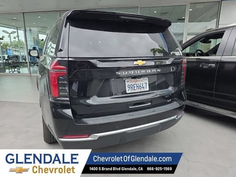 Used 2025 Chevrolet Suburban LT RWD image 4