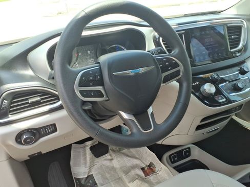 Used 2017 Chrysler Pacifica Touring Plus FWD image 5
