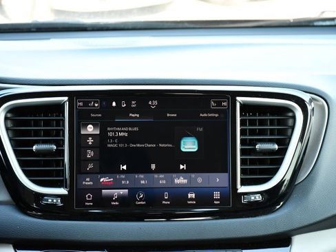 Used 2024 Chrysler Pacifica Touring-L image 30