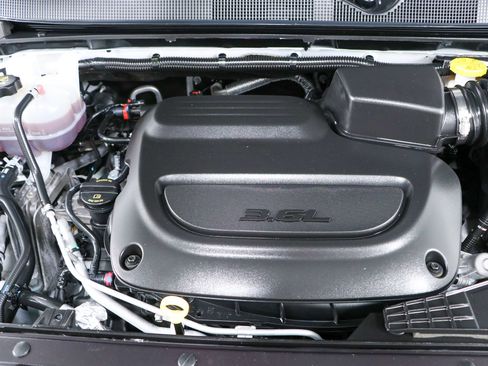 Used 2024 Chrysler Pacifica Touring-L FWD image 31