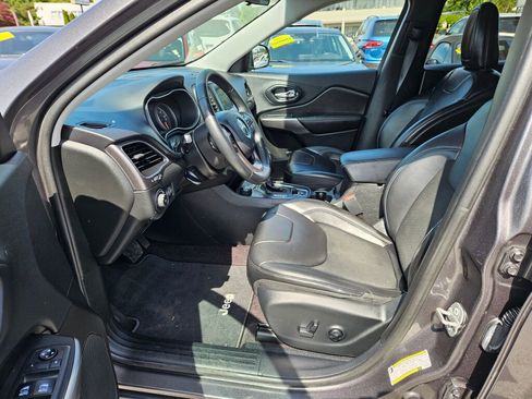 Used 2019 Jeep Cherokee Latitude Plus AWD/4WD image 15