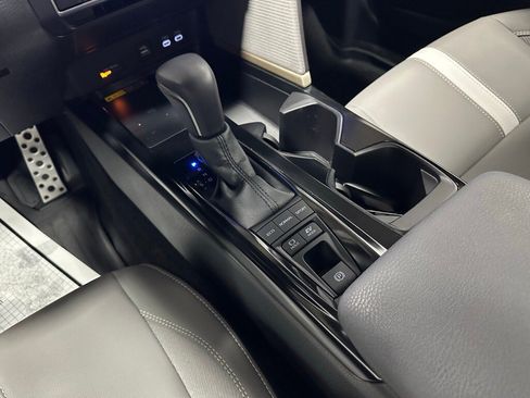 Used 2025 Toyota Camry SE image 40