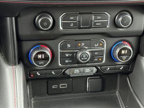 Used 2024 Chevrolet Suburban RST image 31