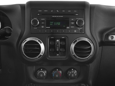 Used 2017 Jeep Wrangler Unlimited Sahara w/ Connectivity Group AWD/4WD image 7