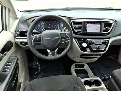 Used 2023 Chrysler Voyager LX FWD image 9