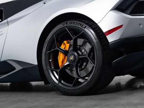 Used 2018 Lamborghini Huracan Performante AWD/4WD image 30