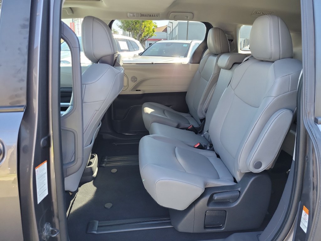 Used 2024 Toyota Sienna XLE FWD image 19