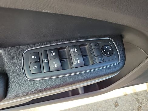 Used 2019 Chrysler 300 Limited image 25
