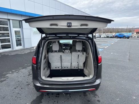 Used 2017 Chrysler Pacifica Touring-L Plus image 20