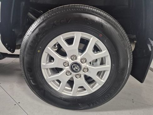 Certified 2024 Toyota Tacoma SR5 AWD/4WD image 11