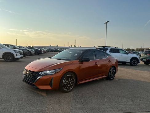 Certified 2025 Nissan Sentra SR FWD image 10