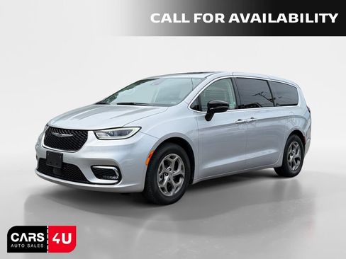 Used 2024 Chrysler Pacifica Limited FWD image 3