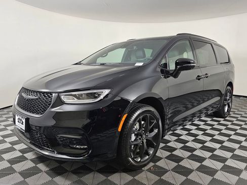 New 2026 Chrysler Pacifica Limited w/ Uconnect Theater Family Group image 7